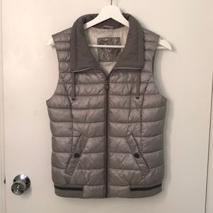 Very soft vest in size 4